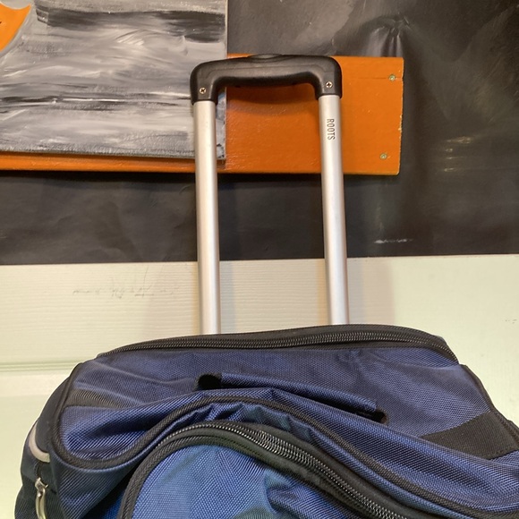 Roots luggage travel bag with wheels - Picture 3 of 8